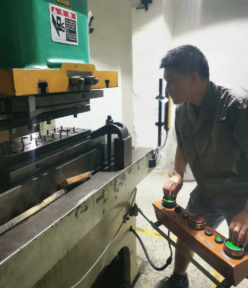 精密五金沖壓廠詳細(xì)解說(shuō)，沖壓加工車間都需要什么？